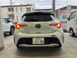 車両後方よりライトとウインカーを点灯させた状態です