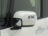 ◆ドアミラーウインカー◆ドアミラーにウインカーを装備しています。対向車に自身の進行方向を合図し安全に運転できます。