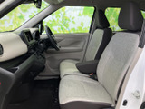 乗り降りのしやすい左ドアは、運転席へのアクセスもスムーズです。アクセスの良さが、日常の使い勝手を向上させます。スムーズな運転をサポートします。