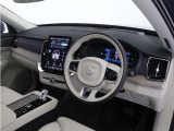 XC90の車内に漂う落ち着きある雰囲気をお楽しみください。優れた遮音性と先進のサスペンションテクノロジーにより、キャビンに侵入するロードノイズと不快な振動を最小限に抑えました。