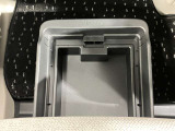 助手席シートアンダーボックス(車検証収納トレイ付)!大容量で前席からも後席からも引き出し可能!