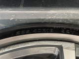 純正18インチアルミホイール。フロントは225/40R18