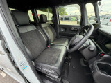 足元もゆったりで長時間の運転も疲れにくいフロントシートです。