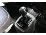 扱いやすい位置に配置されたフロアマニュアルトランスミッションです☆車を自在に操る感覚はマニュアルならではのもの。こだわりのマニュアルで気持ちのいい走りが楽しめますよ♪