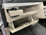 グローブボックスなどの多彩で便利な収納が設けられています。