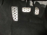 スポーティーな雰囲気を演出してくれるアルミブレーキパッドを装備しています!!