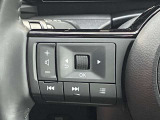 運転中も視線を外さずチャンネルやボリューム調整可能、安心便利なステアリングスイッチ付き!