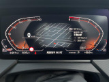 BMWのナビゲーションは操作性も良く、詳細な地図情報と交通状況を見やすく表示し、快適なドライビングをサポートしながら目的地までナビゲートします。