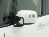 ◆ドアミラーウインカー◆ドアミラーにウインカーを装備しています。対向車に自身の進行方向を合図し安全に運転できます。