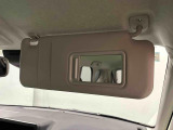 ちょっとした身だしなみチェックができるバニティミラー付き運転席・助手席サンバイザー,運転席側にはチケットホルダーも付いてます