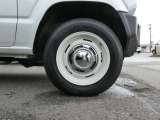 右フロントタイヤです。16インチアルミホイールに175/80R16の組み合わせです。