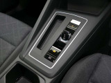 トランスミッションはギヤチェンジの切れ目がない滑らかな加速を実現する新世代「DSG」を搭載。