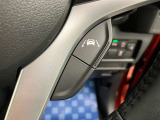 【車線逸脱抑制機能】車線の逸脱の可能性が高いとシステムが判断した場合に、ドライバーに車線逸脱防止方向へのステアリング操作を促し、車両を内側に戻すよう支援します。