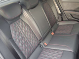 体を支えるためにシートを硬めにしております。長時間の運転でも疲れにくいように、サポート力重視で設計されております。