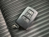 鍵がポケットの中でもドア開閉・エンジンスタートが可能な便利なスマートキーです!
