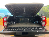【トノカバー】デッキに積み込んだ荷物を雨風や盗難のリスクから守るトノカバーを装備。気兼ねなく荷物を積み込んでお使いいただけます。