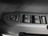 運転席のパワーウインドスイッチで全席窓の開閉・ロック操作ができます。