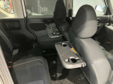 フロントシート後部にシートバックテーブルが左右付いています。パーキングエリアなどでの休憩時にサッと出せて使い勝手が良いです。