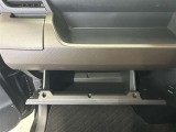 ちょっとしたところは収納ボックスにもなっています。車内はサイズも決まっているので、収納が少ないと思っているアナタ!ご安心ください。さまざまなところに収納が隠れているんです♪