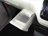 運転席と助手席の間にはドリンクホルダーがあります。取りやすい位置にありますからドライブも楽しくなりますね!
