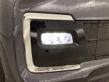 【フォグライト】霧などの悪天候時、自車の位置を示すとともに前方や路肩が見えずらい時、近い位置をワイドに照らしてくれます。