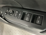 運転席のスイッチで全てのウィンドウの開閉操作を行うことができます。ロックボタンをONにしておくと、運転席以外のウィンドウは作動しないのでお子様を乗せているときなども安心ですね♪