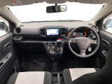 シンプルながら機能性あふれる運転席廻りです。視界性もよく、運転しやすいですよ。