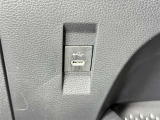 【充電用USB端子】充電用USB端子付き。スマートフォンなどの充電に便利です。