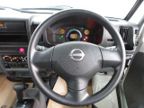 運転が楽しくなる明るく開放的な運転席まわりです。