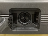 急速充電は車内のボタンを操作して開け、あとは充電コネクターを差すだけで充電開始します。