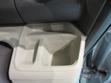 運転席側ドリンクホルダー付いています。