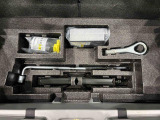 ラゲージの下にはジャッキや応急パンク修理セットが備わっています