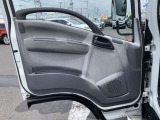 ☆クルマ買ったらエンジンオイル無料のテクノオートリアルです。納車時より走行距離4000キロ又は6ヶ月に一回のペースでご来店していただければ、エンジンオイル交換が無料です!工賃・オイル代金が0円!