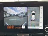 車両を上から見たような映像をディスプレイオーディオ画面に表示するパノラミックビューモニターを搭載。運転席からの目視だけでは見にくい、車両周辺の状況をリアルタイムでしっかり確認できます