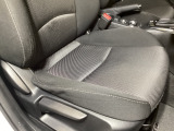 運転席にはドライバーの体型や好みに応じて前後方向だけでなく、高さの調整ができるシートリフターを装備!