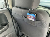 スマホなど小物の収納に便利なポケット