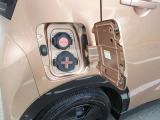 運転席側後ろに充電ポートがございます。