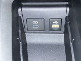 充電用USB端子携帯充電に使用出来ます。