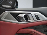 BMWの分厚いドアは、もしもの時にも搭乗者を守ってくれます。