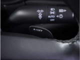 【パドルシフト】ハンドルから手を離さずに素早くシフトアップ&ダウンができるので、エンジンブレーキを使う下り坂や高速道路の合流で加速したい場面で役立ちます。