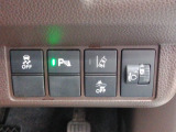 点検整備の待ち時間はカフェのようなおしゃれな空間でお待ちいただけます。フリードリンク制となっておりますので、お好きなものをお召し上がりください。