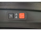 精巧に作りこまれたトグルスイッチにはハザードランプ、ドアロック、前後のデフロスターなど、頻繁に使用する機能をワンタッチで操作できます。