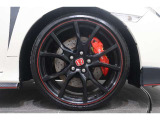 純正のアルミホイールが足元を飾ります!タイヤサイズは245/30ZR20 になります。
