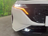【LEDヘッドライト】悪天候や夜間走行時も良好な視界を確保し安心して運転できる高輝度LEDヘッドライトを装備!点灯速度が早く、消費電力も抑えられています。