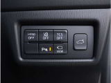横滑り防止装置、車線逸脱警報システムなどの安全装備も充実。