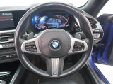 BMWのステアリングのリムは、一般的なものより少し太めにデザインされています。 これはタイヤやステアリングシャフトなどを介して伝わる路面からの入力を、しっかりと把握するためです。