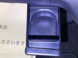 運転席からも助手席からも自由に使えるドリンクホルダーもついております。足元部分にはちょっとした小物を入れるのに便利な収納BOXもあります。
