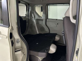 リヤシートを倒すと大きな荷物も入ります 片側、両側可能です。