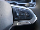 ステアリングスイッチを装備し、手元でオーディオや各種機能の操作が可能。運転中も視線移動を抑え、安全で快適なドライブをサポートします。