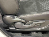 運転する人それぞれの体格に合わせてドライビングポジションをきめ細かく調整できる、運転席シ-トリフタ-が付いています(^^♪